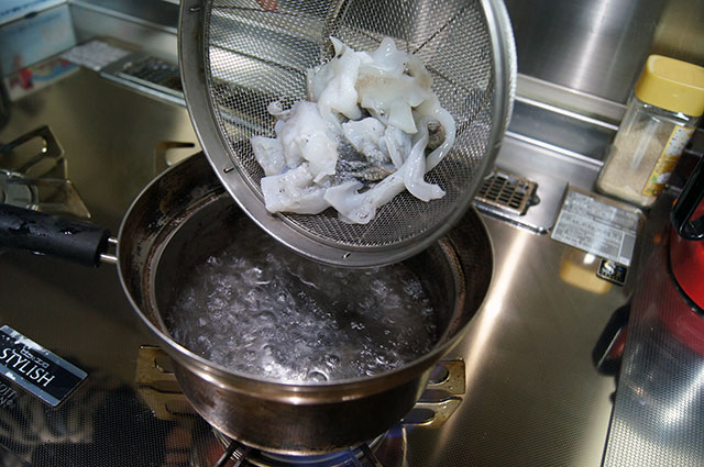 21：エンペラとゲソを沸騰したお湯に入れ、再度沸騰したら取ります。