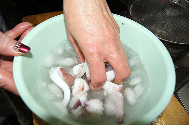 22：氷水にさらし、汚れを落として水を切ります。