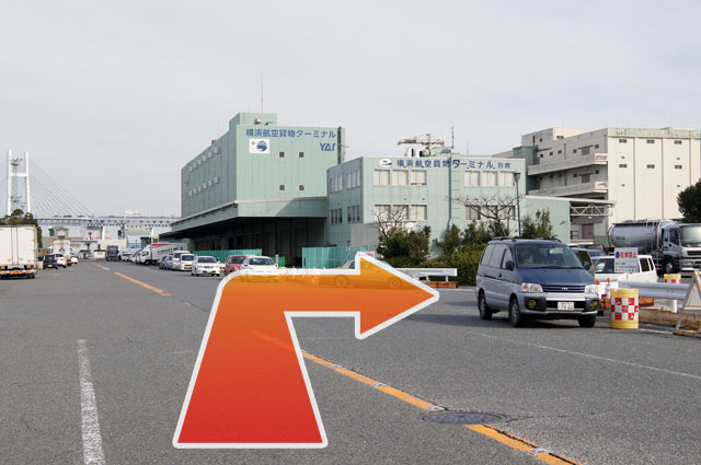 横浜空港貨物ターミナル手前の道を右折
