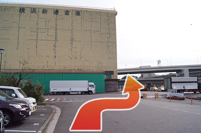 横浜新港倉庫を左に見て直進