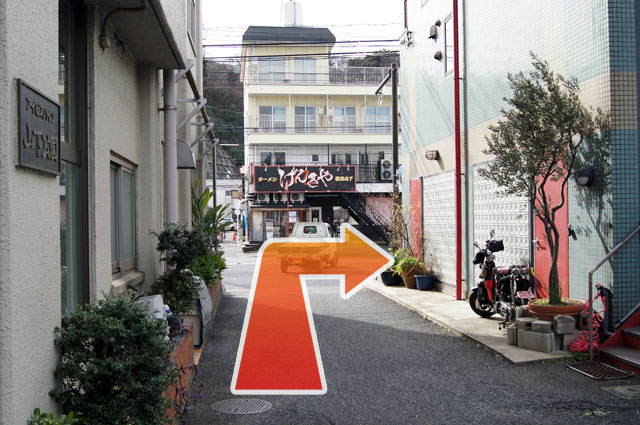無料駐車場までは道なりに進むと大通りにでて、右折します。※歩行者や自転車に気をつけてください。