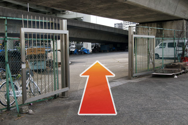 漁業組合駐車場の門を入って左に1台、右に4台止められます。