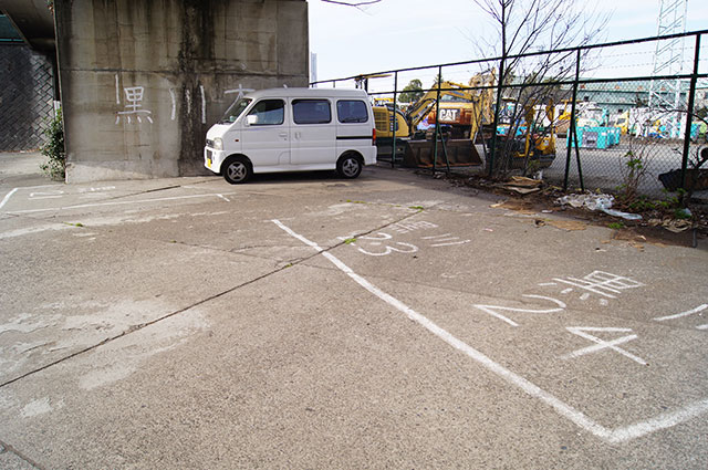 入って右側の4台(21~24番)※軽トラの前は気にせず停めてOKです。